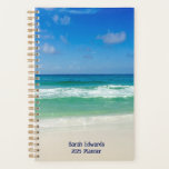 Agenda Praia Fotografia Blue Ocean Waves Personalizada 20<br><div class="desc">Esta legal fotografia de praia 2025 é perfeita para um restaurante à beira-mar ou um bar à beachfront para personalizar como lembrança. Uma bela fotografia de praia tirada no destino ideal de férias de Destin, Flórida. As maravilhosas águas verdes de Sandestin se lavam até a costa arenosa sob céus azul...</div>