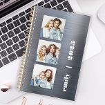 Agenda Prata 3-Foto Personalizada Bruta Metal 2025<br><div class="desc">Personalize facilmente este planejador moderno substituindo as três imagens de exemplo por suas fotos quadradas favoritas. Adicione o seu nome ou as iniciais do monograma e o ano em tipografia branca e crocante sobre fundo de metal esfregado em falso prata.</div>