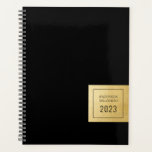 Agenda Preto e Dourado Minimalista Moderno Personalizado<br><div class="desc">Planeador personalizado,  personalizado,  personalizado e elegantemente minimalista,  com um pequeno nome personalizado profissional e um centro de encontro no cobrir que parece profissional,  limpo e elegante.</div>