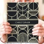 Agenda Preto moderno e minimalista Dourado<br><div class="desc">Essa design elegante e moderna apresenta um fundo negro ousado com um intrincado padrão geométrico em ouro metálico. Linhas limpas e formas minimalistas criam um aspecto na moda, sofisticado, enquanto o nome personalizado no centro adiciona um toque pessoal. Ideal para profissionais, estudantes ou qualquer pessoa que aprecie estética contemporânea e...</div>