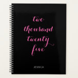 Agenda Preto Rosa Quente 2025 2 mil e 25<br><div class="desc">Texto minimalista personalizado preto e rosa quente. A tipografia pode ser alterada para ler um ano diferente de "dois mil e vinte cinco". Atualize ou personalize-o para outro ano ou propósito. O nome dela está num estilo moderno de fonte de todos os bonés. Personalize as cores para preto e branco....</div>