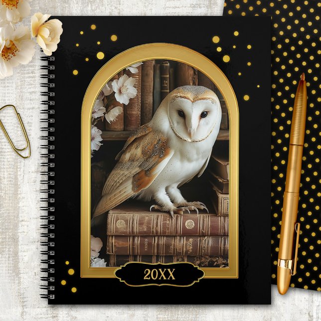 Agenda Professor Coruja Fofa Ano da Turma  (Gold and black year planner featuring a cute barn owl on books, surrounded by festive confetti)