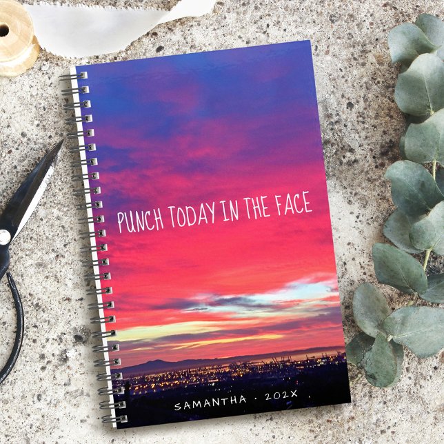 Agenda Punch hoje no rosto do porto rosa quente nascer do (Criador carregado)