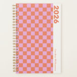 Agenda Quadro de Verificação Laranja Cor-de-Rosa Personal<br><div class="desc">Prepare-se para um ano elegantemente organizado com este planejador personalizado de tabuleiro cor-de-rosa e laranja para 2025! O padrão vibrante do tabuleiro de xadrez em cor-de-rosa e laranja negrito adiciona um toque divertido e vintage que é perfeito para manter seus dias brilhantes e excitantes. Personalize-o com seu nome para um...</div>