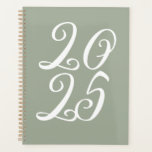 Agenda Rapariga sábio verde, ano de script fofo<br><div class="desc">Garota verde e branca,  escrita personalizada ano tipografia,  na moda elegante Planner. Texto de script branco totalmente personalizável,  plano de fundo sólido verde-sábio. Você pode personalizá-lo com suas iniciais,  monograma,  ano etc ou simplesmente apagar o texto,  e deixar a cor roxa rosa sólida e clara.</div>