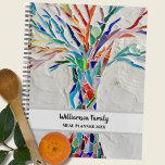 Agenda Refeição em árvore da família de nomes personaliza<br><div class="desc">Este Planeador de Refeições exclusivo é decorado com uma Árvore Familiar de cor clara sobre um fundo de cinza pálido. Personalize-o com seu nome e ano. Use a opção Personalizar mais para alterar o tamanho, o estilo ou a cor do texto, se desejar. Porque nós criamos nosso próprio trabalho de...</div>