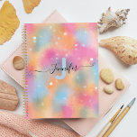 Agenda Rico Quic Moderno da Trendy Moderna Colorida Color<br><div class="desc">Design de planejador moderno e personalizado com um fundo colorido pastel com seu nome escrito em um roteiro moderno de rico. O texto é totalmente personalizável. Para alterá-la, use a opção Personalizar. Para obter mais alterações, como alterações na fonte, cor da fonte ou layout de texto, use a opção Editar...</div>