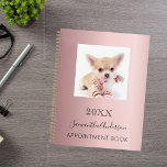 Agenda Rosa de foto personalizada de gato<br><div class="desc">Um fundo de gradiente rosa. Personalize e adicione uma foto,  ano,  nome e texto. O nome é escrito em preto com um grande estilo escrito manualmente.</div>