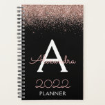 Agenda rosa Dourado 2022 - Monograma preto brilhante<br><div class="desc">2022 Rosa Dourado - Blush Pink and Black Sparkle Glitter Monographic Name (Nome do monograma da brilha brilhante e do notebook espiral inicial). Isto faz o doce e perfeito aniversário de 16 anos, casamento, chá de panela, aniversário, chá de fraldas ou festa de solteira presente para alguém que ama luxo...</div>