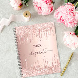 Agenda Rosa dourado brilha monograma rosa 2023<br><div class="desc">Um fundo metálico falso de rosa dourado com brilho elegante de rosa dourado, pintura gotejando. Personalize e adicione um nome de ano (qualquer ano). O nome é escrito em ouro rosa escuro com um grande roteiro de estilo, escrito à mão, com baloiços. Perfeito para a escola, o trabalho ou a...</div>