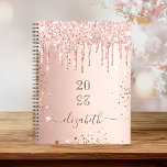 Agenda Rosa dourado brilho dourado dobra nome do monogram<br><div class="desc">Um fundo metálico rosa dourado falso com aspecto elegante, pinceladas, pingos de brilho, pintura pingando. Personalize e adicione um ano (invertido) e adicione um nome. O nome é escrito em ouro rosa escuro com um grande roteiro de estilo, escrito à mão, com baloiços. Perfeito para a escola, o trabalho ou...</div>