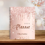 Agenda Rosa dourado brilho dourado dobra nome do monogram<br><div class="desc">Um fundo rosa de ouro falso com brilho elegante e pincelado,  pintura pingando. Personalize e adicione um nome e ano. Perfeito para a escola,  o trabalho ou a organização da sua vida pessoal/familiar.</div>