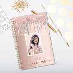 Agenda Rosa dourado, brilho, foto personalizada rosa prat<br><div class="desc">Um fundo rosa dourado com rosa dourado fino elegante, cor-de-rosa e cintilação fina prateada pingando, pintura pingando. Personalize e adicione sua própria foto, nome e um ano. O nome é escrito em ouro rosa escuro com um grande roteiro de estilo, escrito à mão, com baloiços. Para manter as hastes, exclua...</div>