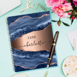 Agenda Rosa dourado de mármore azul 2023<br><div class="desc">Um ágar azul escuro e rosa ouro,  impressão de pedra mármore como fundo Personalize e adicione seu nome. O nome é escrito com um moderno estilo escrito à mão.</div>