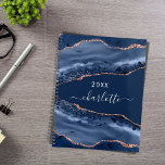 Agenda Rosa dourado de mármore azul 2025<br><div class="desc">Um ágar azul escuro e rosa ouro, impressão de pedra mármore como fundo Personalize e adicione seu nome. O nome é escrito com um moderno estilo escrito à mão.</div>