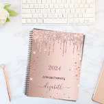 Agenda Rosa dourado - nome do monograma 2024<br><div class="desc">Um fundo metálico rosa dourado falso com aspecto elegante, pingos rosa dourados, pintura pingada. Personalize e adicione um ano, título e nome. O nome é escrito em ouro rosa escuro com um grande estilo escrito à mão moderno. Perfeito para a escola, o trabalho ou a organização de compromissos, a sua...</div>