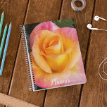 Agenda Rosa Elegante e Rosa Amarelo Floral<br><div class="desc">Este planejador mensal/semanal mantém todas as suas atividades e agendas futuras organizadas num único local útil e apresenta a imagem fotográfica de uma flor de Rosa bicolor elegante,  rosa e amarela. Um design floral adorável! Selecione o estilo do planejador e a cor do fio.</div>