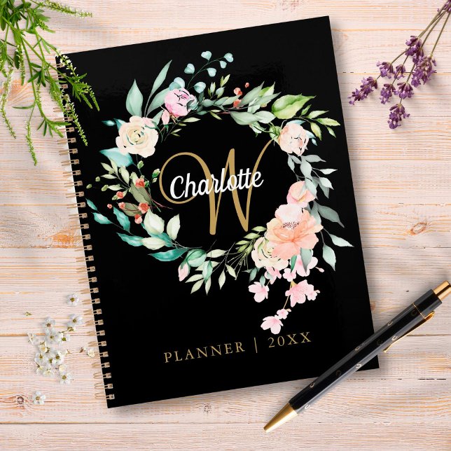 Agenda Rosa Floral Script Monograma Preto Dourado 2023 (Criador carregado)