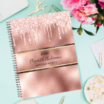 Agenda Rosa gold drips name (Nome das gotas de ouro) 2025<br><div class="desc">Um fundo rosa de ouro e ouro com rosa de ouro e banda de ouro falsa. Decorado com pingos de ouro rosa, pintura pingando aparência. Personalize e adicione um ano, seu nome e um título na frente. Letras negras. O nome é escrito com um moderno e moderno estilo escrito à...</div>