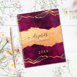 Agenda Rosa ouro roxo e borgonha dourado mármore 2023<br><div class="desc">Um fundo roxo e cor-de-rosa profundo, fundo de pedra mármore com brilho falso. Personalize e adicione seu primeiro nome, um título e um ano. O nome é escrito com um moderno estilo escrito à mão com traços. Para manter as hastes, exclua apenas o nome da amostra, deixe os espaços ou...</div>