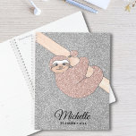 Agenda Rosa personalizado Lama de Glitter Prateado Dourad<br><div class="desc">Este planejador é decorado com um desenho fofo de uma preguiça-bebê sorridente,  cor-de-rosa-pincelada,  pendurada de um galho num fundo brilhante prateado. Você pode personalizar este planejador com seu nome e ano. Desenho original © Michele Davies.</div>