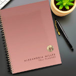 Agenda Rosa Rosa Elegante Data do Ano Dourado<br><div class="desc">Medalhão Dourado Metálico Elegante De Luxo Brutado Monograma Metálico Nome Ano Data Texto Personalizado Cor Rosa Rosa Gradiente Dourado Planeador do Livro de Compromissos</div>