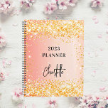 Agenda Roteiro dourado rosa de laranja - glam 2023<br><div class="desc">Um fundo de gradiente laranja e rosa dourado. Decorado com faíscas douradas brilhantes. Personalize e adicione um título e um nome. O nome é escrito com uma escrita moderna,  aparência de assinatura.</div>