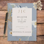 Agenda Russo Flores Selvagens Monograma Dusty Blue<br><div class="desc">Este design de planejador de casamento apresenta campos delicados e flores selvagens e samambaias sobre um fundo azul empoeirado. Um monograma completa o simples mas elegante olhar desse convite. Este planejador faz parte da Rustic Wildflower Monograma Dusty Blue Wedding Suite de cartas criadas pela Simplesmente Farmhouse Press.</div>