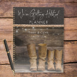 Agenda Rustic Cowboy Boots para Dois Casamentos Ranch<br><div class="desc">Este caderno do planejador de casamento permite-vos partilhar o vosso amor por todas as coisas rústicas e cowboy - couro e lenha vestidos, e luzes de cordas moles, enquanto mantém todos os vossos compromissos e momentos especiais em ordem. Perfeito para um celeiro, país ou local de casamento casual. Criada pela...</div>