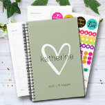 Agenda Sage Chic Heart Semanal Verde Mensal Não Datado<br><div class="desc">Este planejador verde sábio é personalizado com seu nome em uma fonte simples sobre um grande coração branco. Ideal para você mesmo ou um presente excelente para qualquer ocasião. MAIS cores e itens CORRESPONDENTES em nossa coleção.</div>