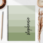 Agenda Sage de blocos de cores de assinatura personalizad<br><div class="desc">Esta moderna design de tendência apresenta cinco faixas de blocos de cor em tons gradados de verde claro a médio sábio. Personalize-o com o seu nome no script de escrita manual de assinatura preta vertical.</div>