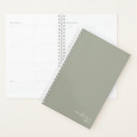 Agenda Sage Green Elegante Simples e Minimalista Personal<br><div class="desc">Notebook Sage Verde Elegante Simples e Minimalista Personalizado com seu nome e ano em um roteiro moderno. Nosso planejador está aqui para ajudá-lo a atingir seus objetivos. Ele oferece uma maneira de se organizar e refletir sobre sua vida. Com um simples design, você pode usar este planejador para qualquer ocasião:...</div>