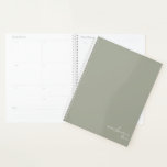 Agenda Sage Green Elegante Simples e Minimalista Personal<br><div class="desc">Notebook Sage Verde Elegante Simples e Minimalista Personalizado com seu nome e ano em um roteiro moderno. Nosso planejador está aqui para ajudá-lo a atingir seus objetivos. Ele oferece uma maneira de se organizar e refletir sobre sua vida. Com um simples design, você pode usar este planejador para qualquer ocasião:...</div>