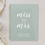 Agenda Sage Green Miss para a Sra. Wedding Planner<br><div class="desc">O caderno de planejadores de casamento personalizado com o design de guião moderno "Miss to Mrs" em fundo verde de sábio.</div>