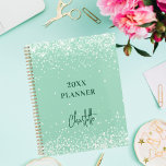 Agenda Sage green name script 2025<br><div class="desc">Um fundo verde sábio decorado com confete. Personalize e adicione um nome. O nome é escrito com um grande e moderno roteiro escrito à mão, estilo de assinatura. Perfeito para a escola, o trabalho ou a organização da sua vida pessoal/familiar.</div>