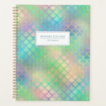 Agenda Scales Sereias Personalizadas Rainbow Shimmer 2024<br><div class="desc">Um planejador tendencioso e colorido que apresenta um padrão de escalas de sereia em tons pastéis de arco-íris. Personalize-o com seu nome e o ano ou outro texto de sua escolha em azul pastel em um retângulo branco.</div>