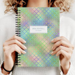 Agenda Scales Sereias Personalizadas Rainbow Shimmer 2025<br><div class="desc">Um planejador tendencioso e colorido que apresenta um padrão de escalas de sereia em tons pastéis de arco-íris. Personalize-o com seu nome e o ano ou outro texto de sua escolha em azul pastel em um retângulo branco.</div>