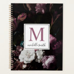 Agenda Script de Monograma Floral Escuro Moderno Elegante<br><div class="desc">Notebook Planejador de Nome de Script do Monograma Floral Escuro Elegante. Personalize seu planejador com um nome de monograma personalizado,  inicial e fundo de flores escuras. Apresenta um monograma de fontes serif clássico e tipografia escrita à mão.</div>