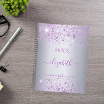 Agenda Script de nome de brilho roxo prateado<br><div class="desc">Um fundo com aparência de prata falsa decorado com brilho falso roxo. Personalize e adicione seu nome. O nome é escrito com um moderno estilo escrito à mão com traços. Para manter as hastes, exclua apenas o nome da amostra, deixe os espaços ou emoji na frente e depois do nome....</div>