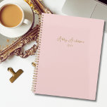 Agenda Script Dourado Mínimo Moderno Simples | Cor de Ros<br><div class="desc">Uma tipografia simples,  moderna,  minimalista e muito elegante em fundo cor-de-rosa. Excluir fonte personalizável para o ano do planejador. Seria um presente elegante de funcionário administrativo. Ou para você se manter organizado e atualizado com todas as atividades,  projetos e tempo livre que você pode planejar.</div>