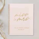 Agenda Senhorita rosa para o casamento de noiva personali<br><div class="desc">Um caderno personalizado de planejador de casamento de noivas com "Miss. to Mrs.",  design de caligrafia moderna,  com fundo rosa-claro.</div>