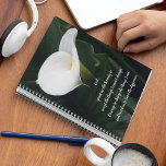 Agenda Serenity Prayer Calla Lily Floral<br><div class="desc">Esse planejador mensal/semanal mantém todas as suas atividades e agendas futuras organizadas em um único lugar útil e apresenta a imagem fotográfica de uma Lily Calla branca junto com as palavras inspiradoras da Oração da Serenidade impressas em texto branco e estilizado. Um design floral adorável! O cobrir traseiro do planejador...</div>