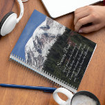 Agenda Serenity Prayer Monte Rainier Landscape<br><div class="desc">Este planejador mensal/semanal mantém todas as suas atividades e agendas futuras organizadas num único local útil e apresenta uma imagem fotográfica do Monte Rainier com capas de neve juntamente com as palavras inspiradoras do Orador de Serenidade. Selecione o estilo do planejador e a cor do fio.</div>