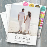 Agenda Seu Casamento Fotográfico<br><div class="desc">Planejador de casamento com sua foto favorita na frente personalizada com seus detalhes em letra chic. O Planejador inclui layouts mensais e semanais, 12 meses, 60 páginas com SOFT laminado ou cobrir frontais e traseiros do DURO.</div>