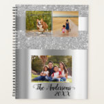 Agenda Silver da família de fotos de caligrafia minimalis<br><div class="desc">Este design pode ser personalizado na área fornecida pela alteração da foto e/ou do texto. Ou pode ser personalizado clicando em Personalizar este Modelo e, em seguida, escolhendo o clique para personalizar mais a opção e excluir ou alterar a cor do plano de fundo, adicionar texto, alterar a cor ou...</div>