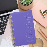 Agenda Simples Planeador de Púrpura Chic Moderno Personal<br><div class="desc">Este planejador elegante e moderno de giz roxo é perfeito para organizar sua agenda. Personalize-o com o seu nome para um toque pessoal!</div>