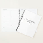 Agenda Simples preto e branco Mínimo Moderno<br><div class="desc">Planejador de negócios moderno com um design preto e branco simples e mínimo com seu nome em uma fonte serfi tradicional junto com seu título. Este planejador profissional é versátil para qualquer tipo de negócio.</div>