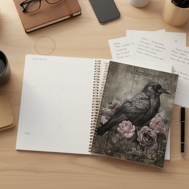 Agenda Sombria Academia Gótica do Corvo (Personalized Gothic black raven with roses daily planner)