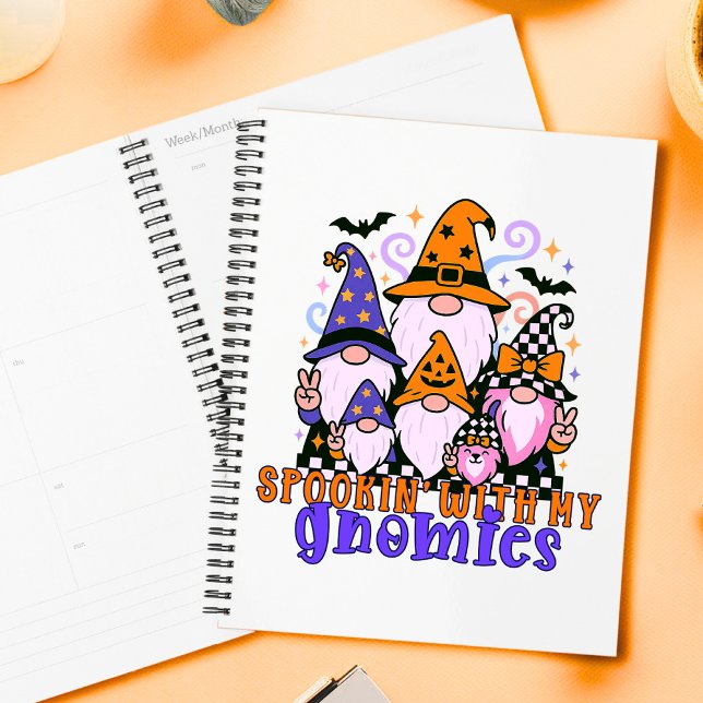 Agenda "Spookin" Com Meus Gnomos: Amigos do Dia das Bruxa (Get festive with spookin' with my gnomies — a Halloween friends design full of humor and charm.)