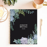 Agenda Suculent Garden 2025 Nome Personalizado<br><div class="desc">Cultivem seus sonhos e aspirações com esse planejador elegante. Adorado com um jardim suculento a aquarelas, este planejador convida-vos a nutrir os vossos planos e a vê-los florescer durante todo o ano. Imagine-se juntando seus pensamentos e compromissos em meio a esse assédio tranquilo. Personalize-o com o seu nome e deixe...</div>